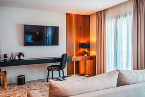 Suite, Balkon, Stadtblick | Allergikerbettwaren, kostenlose Minibar, Zimmersafe, Schreibtisch