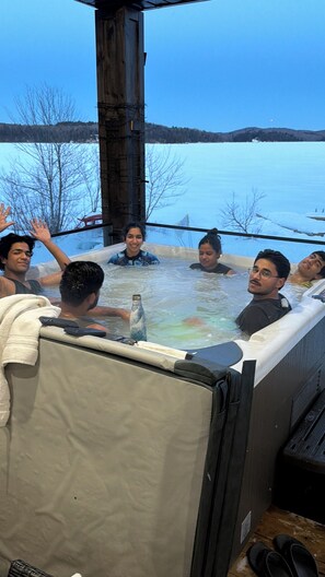 Outdoor spa tub