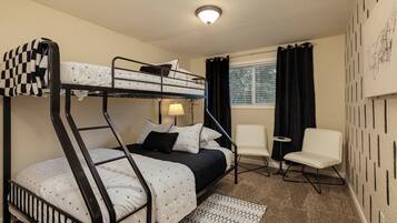 3 habitaciones, tabla de planchar con plancha, wifi y ropa de cama