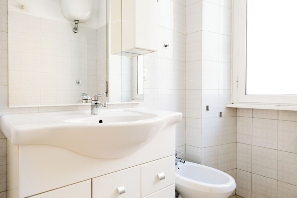 Een douche, een haardroger, een bidet, handdoeken