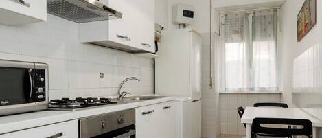 Geladeira, micro-ondas, fogão, cooktop
