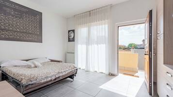 1 habitación, tabla de planchar con plancha, wifi gratis y ropa de cama