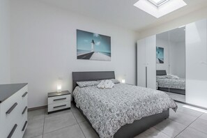 1 habitación, tabla de planchar con plancha, wifi gratis y ropa de cama 