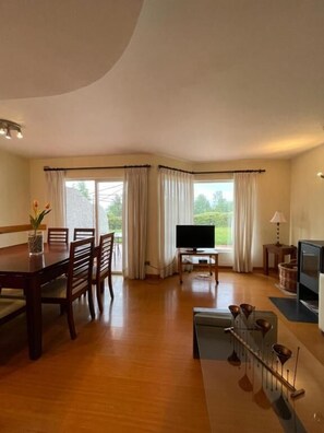 公寓, 3 間臥室, 山景 | 起居區 | 電視