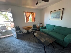TV, books - Fundy Rocks Resort Cottage G Overlooking the Bay - Close to Hopewell Rocks (Hopewell Cape)