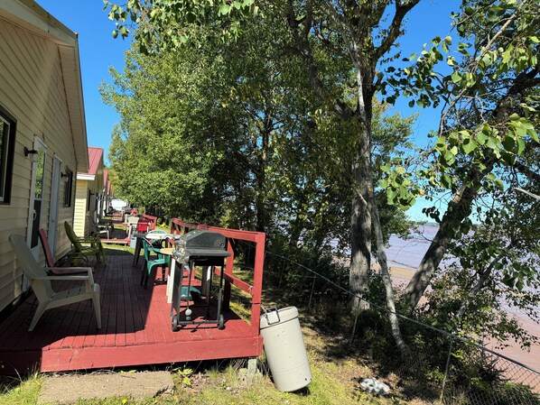 Property grounds - Fundy Rocks Resort Cottage G Overlooking the Bay - Close to Hopewell Rocks (Hopewell Cape)