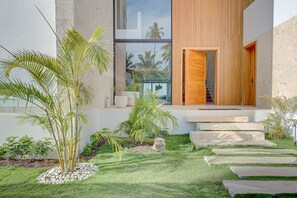 10 bedrooms, Internet - Luxury 9BR Beachfront Stunner With Private Pool (Las Terrenas)