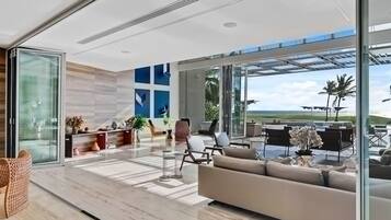 Vila, akses difabel | 8 kamar tidur dan internet