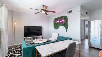 Una Smart TV, un reproductor estéreo