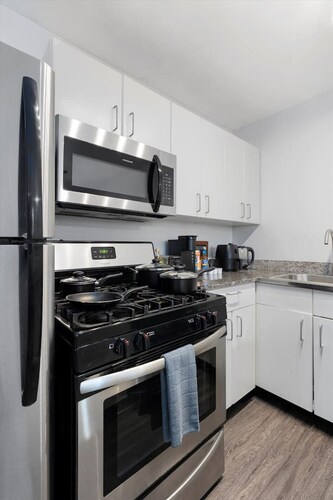 Mins 2 Downtown ~ King Bed ~ Private Stays