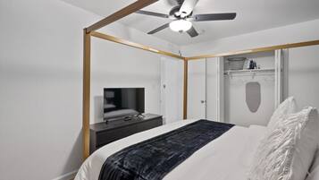 2 habitaciones, escritorio, tabla de planchar con plancha y wifi