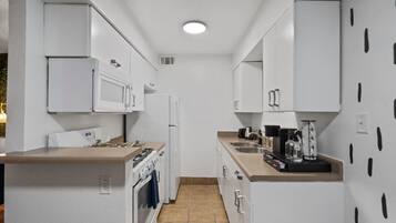 Refrigerador, microondas, horno, placa de cocina