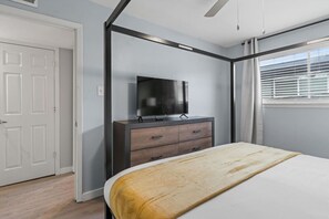 2 bedrooms, desk, iron/ironing board, WiFi