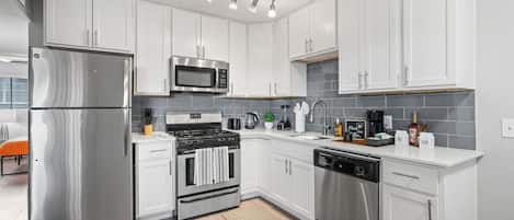 Een koelkast, een microgolfoven, een oven, een kookplaat