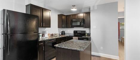 Een koelkast, een microgolfoven, een oven, een kookplaat