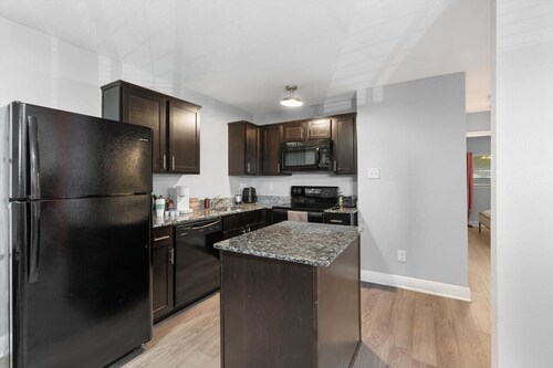 Mins 2 Dwntown ~ Private Retreat ~ King Bed