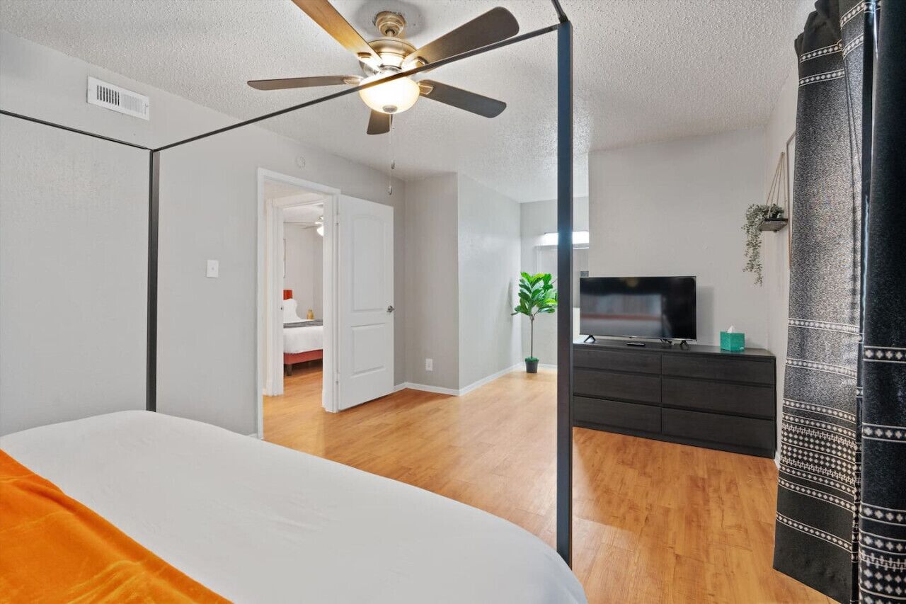 2 室のベッドルーム、デスク、アイロン / アイロン台、WiFi