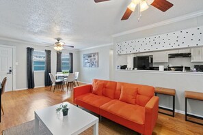 TV, stereo - Mins to Downtown ~ Stunning Austin Haven ~ Pool (Austin)