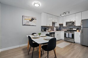 Een koelkast, een microgolfoven, een oven, een kookplaat