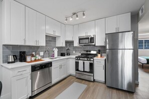 Een koelkast, een microgolfoven, een oven, een kookplaat