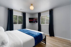 3 habitaciones, escritorio, tabla de planchar con plancha y wifi