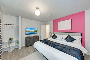 4 habitaciones, escritorio y tabla de planchar con plancha