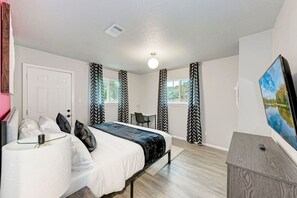 4 bedrooms, desk, iron/ironing board, WiFi - Private Pool, Games & Pet-Friendly - Mins to COTA, SXSW, & Downtown Austin (Austin)