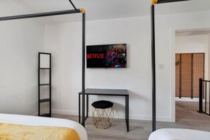 2 habitaciones, escritorio y tabla de planchar con plancha 