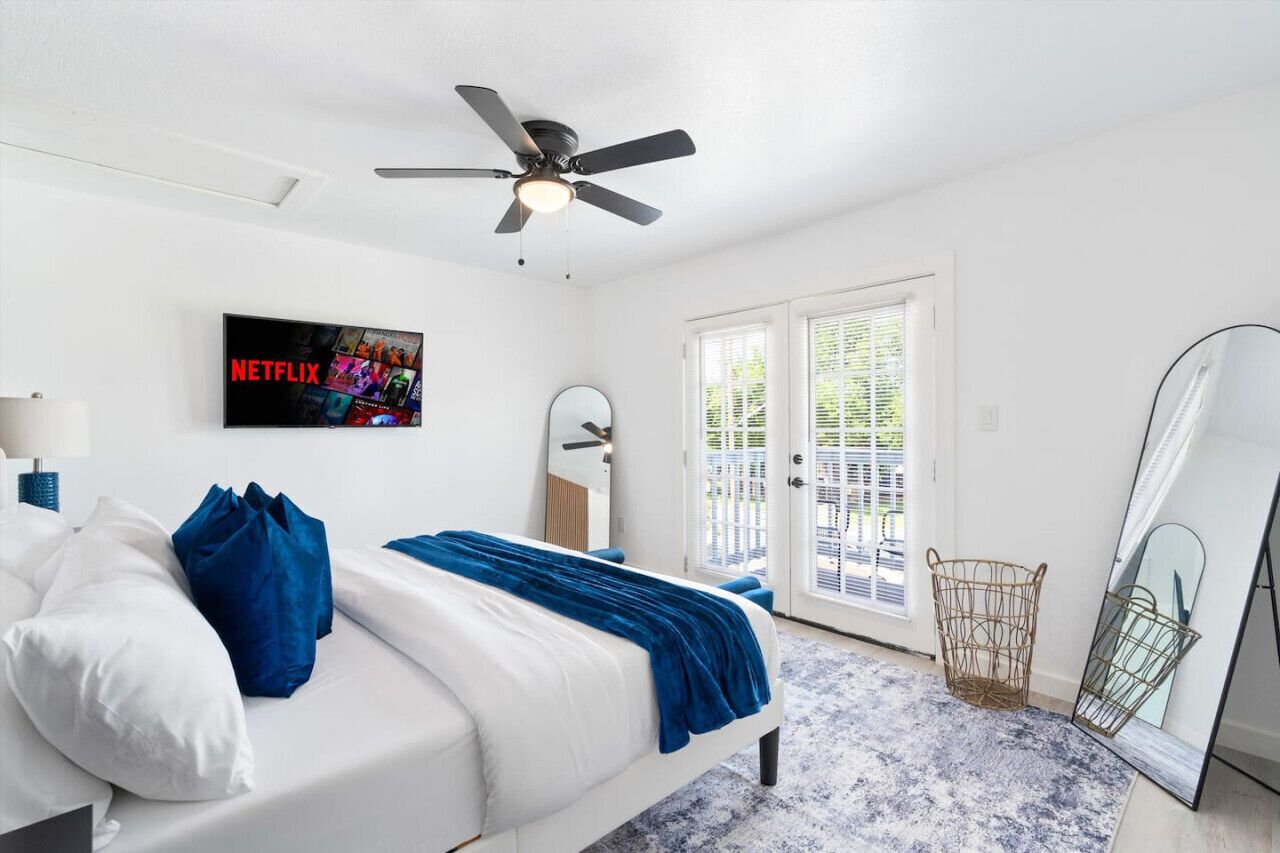 2 bedrooms, desk, iron/ironing board, WiFi