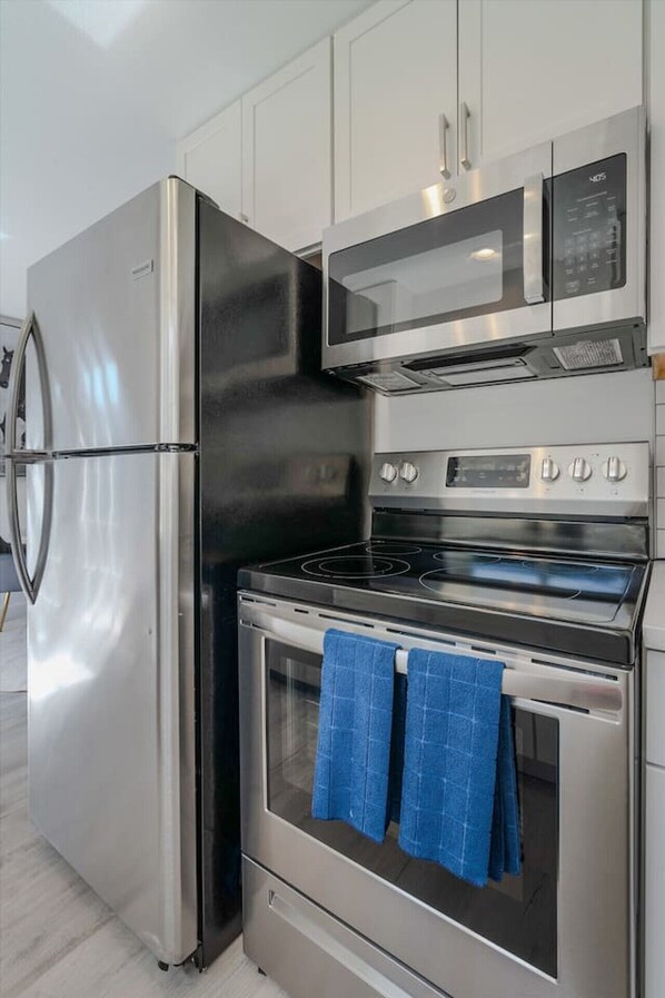 Kühlschrank, Mikrowelle, Ofen, Herdplatte