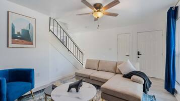 Een televisie en een stereo