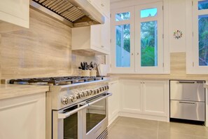 Villa | 6 bedrooms, Internet