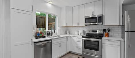 Refrigerador, microondas, horno, placa de cocina