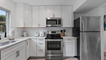 Geladeira, micro-ondas, fogão, cooktop