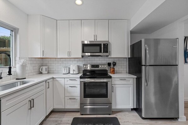 Geladeira, micro-ondas, fogão, cooktop