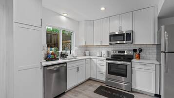 Køleskab, mikrobølgeovn, ovn, kogeplade