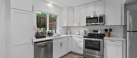 Kühlschrank, Mikrowelle, Ofen, Herdplatte