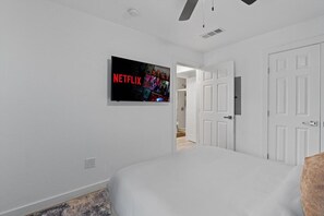 2 室のベッドルーム、デスク、アイロン / アイロン台、WiFi