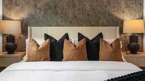 2 soverom, skrivebord, strykejern/-brett og reiseseng for barn