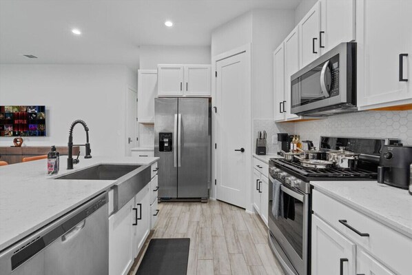 冷蔵庫、電子レンジ、オーブン、コンロ