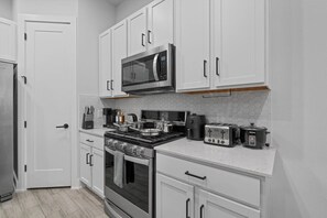 Køleskab, mikrobølgeovn, ovn, kogeplade