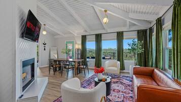 Een televisie en een stereo