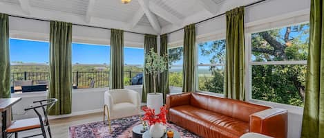 Een televisie en een stereo