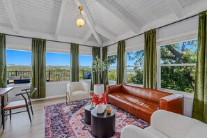 Una televisión, un reproductor estéreo