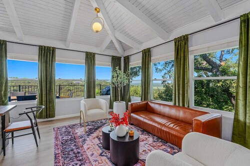 Sunset Lake Travis Views, Luxe 12-Person Retreat Near Wineries & Trails