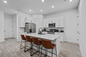 Refrigerador, microondas, horno, placa de cocina