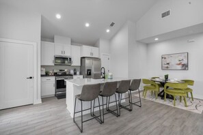 ثلاجة، ميكروويف، فرن، موقد طهي مسطح