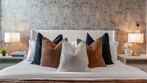 5 soverom, skrivebord, strykejern/-brett og reiseseng for barn