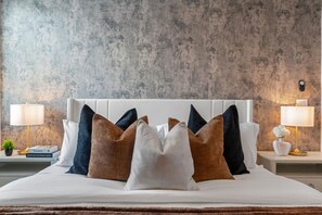 5 bedrooms, desk, iron/ironing board, WiFi