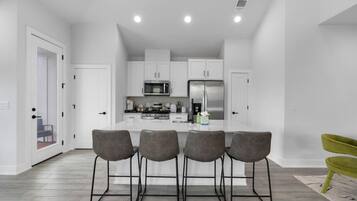 Een koelkast, een magnetron, een oven, een kookplaat